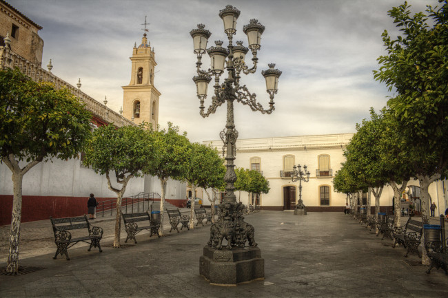 Обои картинки фото amanece en olivares, города, севилья , испания, скамейки, аллея, фонари