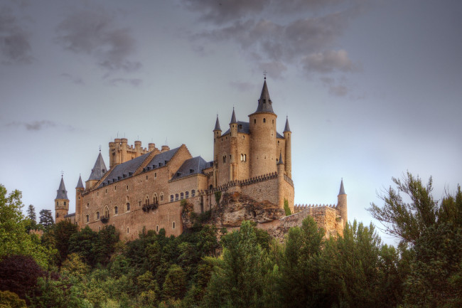 Обои картинки фото castilla le&, 243,  spain, города, замки испании, холм, замок, лес