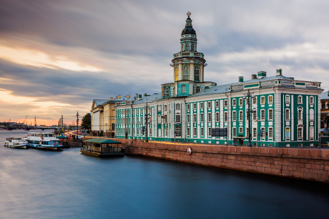 Обои картинки фото kunstkamera in st petersburg, города, санкт-петербург,  петергоф , россия, здание, набережная, река