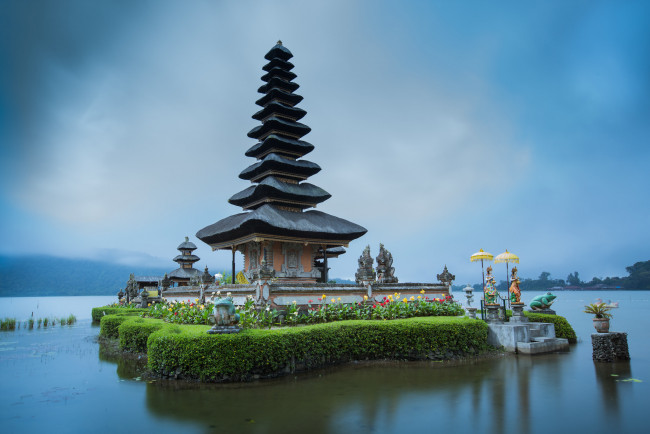 Обои картинки фото ulun danu temple in bali, города, - буддийские и другие храмы, водоем, храм