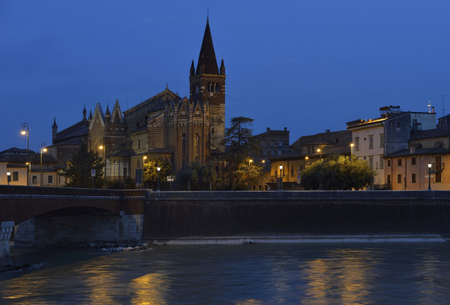 Обои картинки фото города, - католические соборы,  костелы,  аббатства, ночь, озеро, город, огни