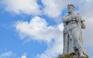 Картинка города -+памятники +скульптуры +арт-объекты доспехи корона