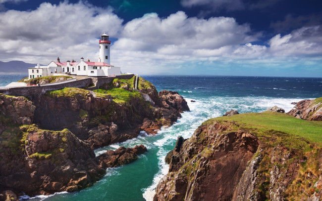 Обои картинки фото природа, маяки, маяк, море, тучи, скалы, дома