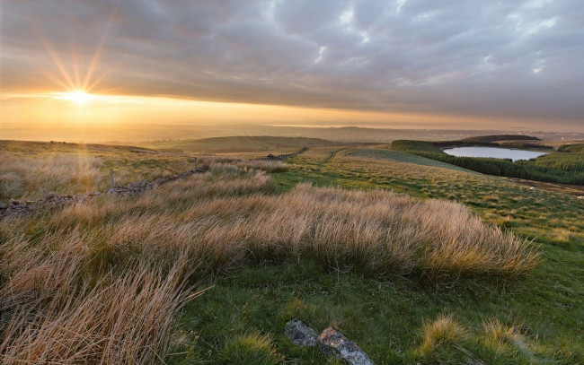 Обои картинки фото природа, восходы, закаты, тучи, солнце, холмы, озеро, трава