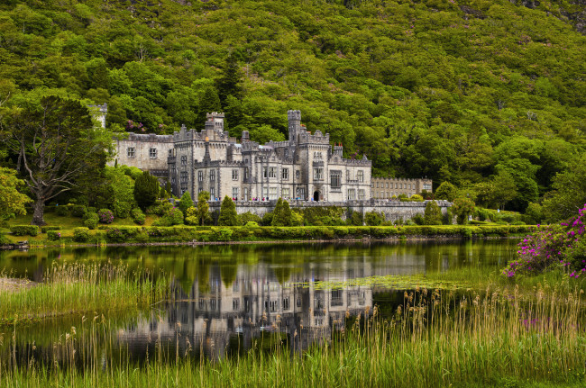 Обои картинки фото kylemore abbey, города, - католические соборы,  костелы,  аббатства, река, лес