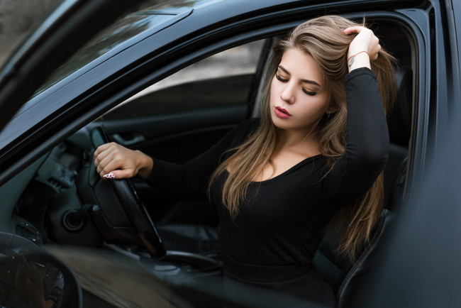 Обои картинки фото автомобили, -авто с девушками, взгляд, девушка, фон, женщины, черное, платье, брюнетка, сидя, honda, accord, салон, придерживание, волос, черная, одежда