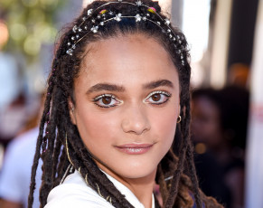 Картинка девушки sasha+lane лицо украшения дреды