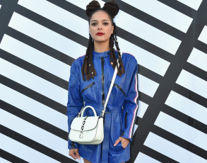 Картинка девушки sasha+lane куртка дреды сумка