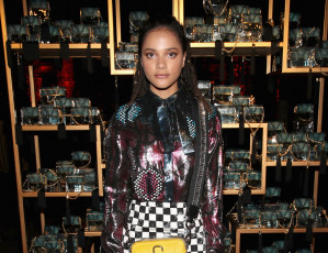 Картинка девушки sasha+lane витрина сумка куртка дреды брюнетка