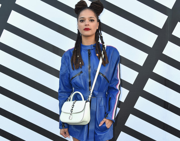 Обои картинки фото девушки, sasha lane, куртка, дреды, сумка