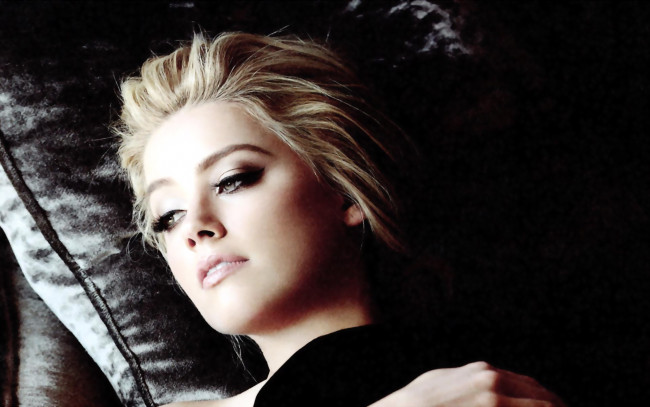 Обои картинки фото девушки, amber heard, блондинка, актриса, подушка, лицо