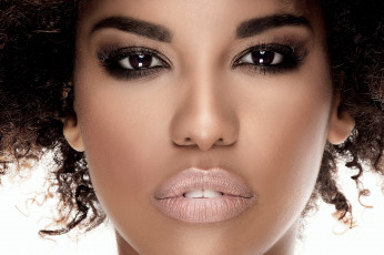 обоя девушки, - лица,  портреты, девушка, мулатка, темнокожая, портрет, брюнетка, причёска, модель, лицо, макияж, взгляд, красотка