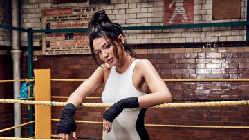 Картинка девушки michelle+keegan брюнетка боди перчатки ринг