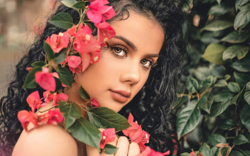 Картинка девушки -+лица +портреты девушка цветы портрет брюнетка причёска модель лицо макияж взгляд красотка
