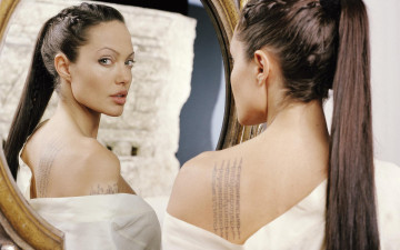 Картинка девушки angelina+jolie актриса шатенка тату отражение зеркало