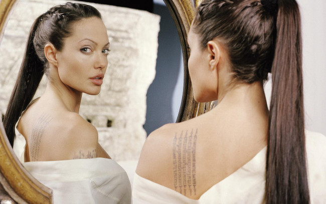 Обои картинки фото девушки, angelina jolie, актриса, шатенка, тату, отражение, зеркало