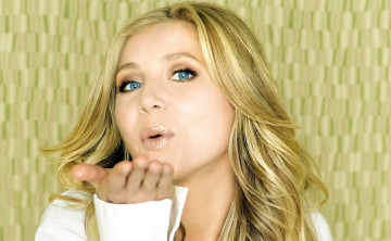 Картинка девушки sarah+chalke блондинка лицо воздушный поцелуй