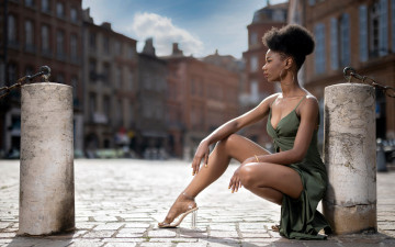 Картинка девушки -+темнокожие поза