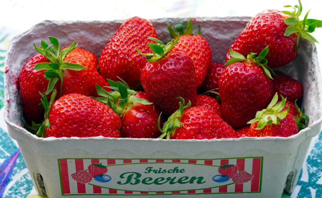 Обои картинки фото еда, клубника,  земляника, коробка, крупная, спелая