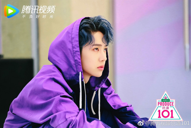 Обои картинки фото мужчины, wang yi bo, актер, певец, танцор, куртка, капюшон