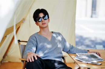 Картинка мужчины li+fei+richard актер свитер очки