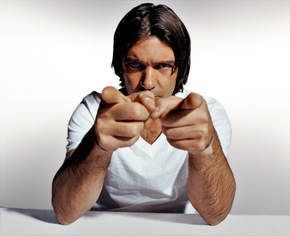 Обои картинки фото мужчины, antonio banderas, актер, футболка, жест