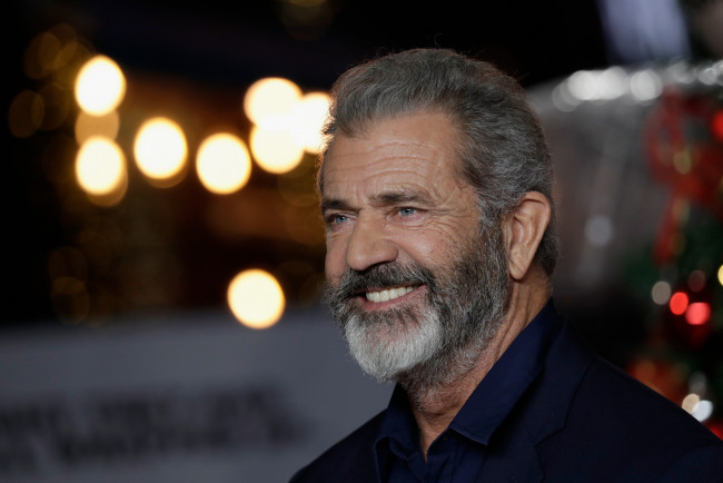 Обои картинки фото мужчины, mel gibson, мэл, гибсон, улыбка, седая, борода, актер, мужчина, режиссер
