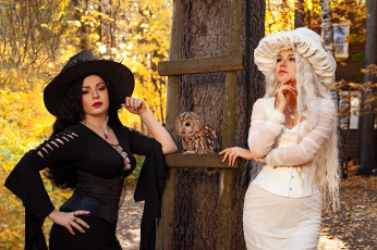 Картинка девушки юлия+огородникова образы косплей наряды костюмы ведьмы шляпы платья осень лес дерево лестница сова дом