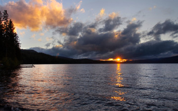 Картинка природа реки озера тучи закат горы деревья солнце озеро