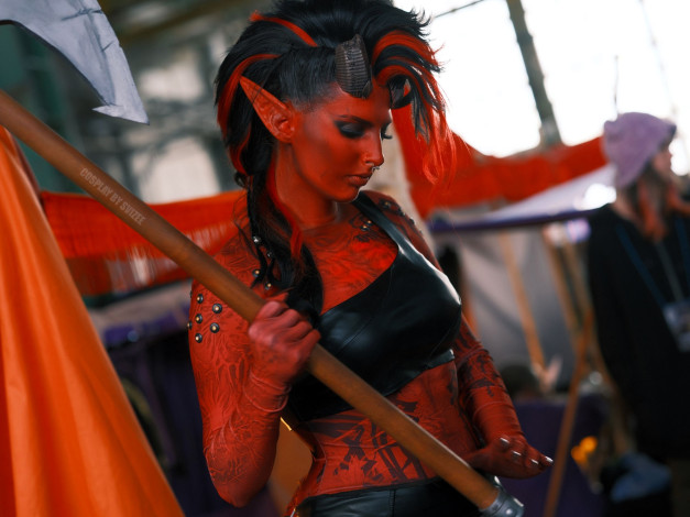 Обои картинки фото svizee, девушки, анастасия волкова , образ, косплей, наряд, костюм, демонесса, секира, рога