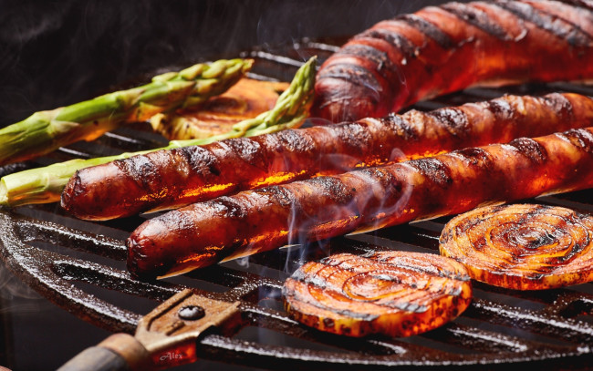 Обои картинки фото еда, шашлык,  барбекю, спаржа, сосиски, лук, гриль