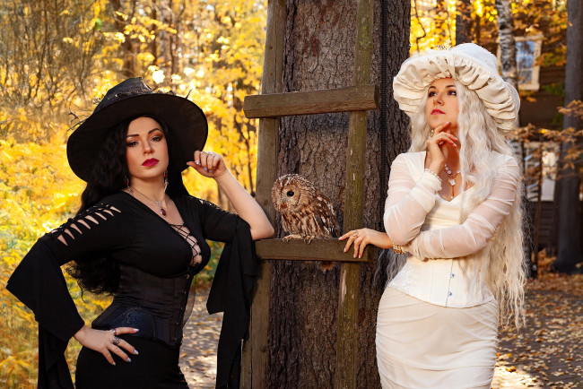 Обои картинки фото девушки, юлия огородникова, образы, косплей, наряды, костюмы, ведьмы, шляпы, платья, осень, лес, дерево, лестница, сова, дом