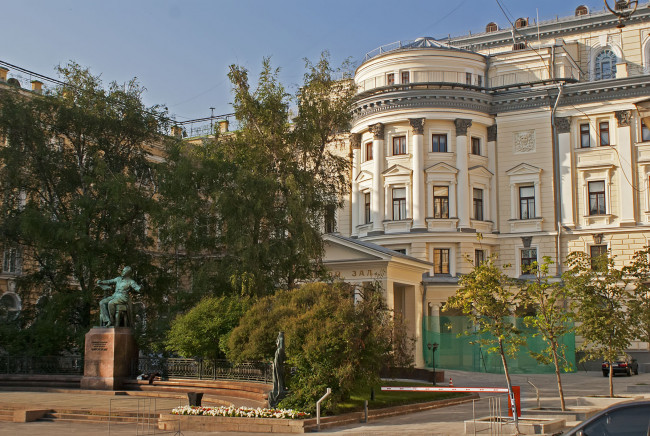 Обои картинки фото московская, государственная, консерватория, им, Чайковского, города, москва, россия, деревья, памятник, небо