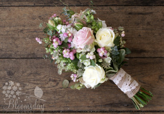 Картинка цветы букеты композиции левкой астрантия розы