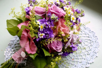 Картинка цветы букеты композиции левкой эустома ромашка розы