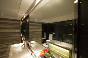 Картинка интерьер ванная туалетная комнаты стол стулья