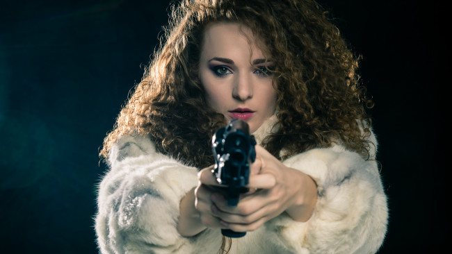 Обои картинки фото Cat Hedlund, девушки, оружие