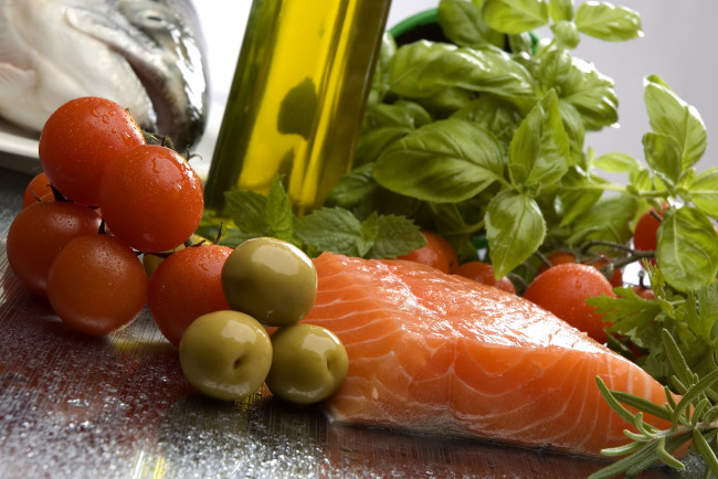 Обои картинки фото еда, разное, черри, помидоры, оливки, лосось, семга, томаты