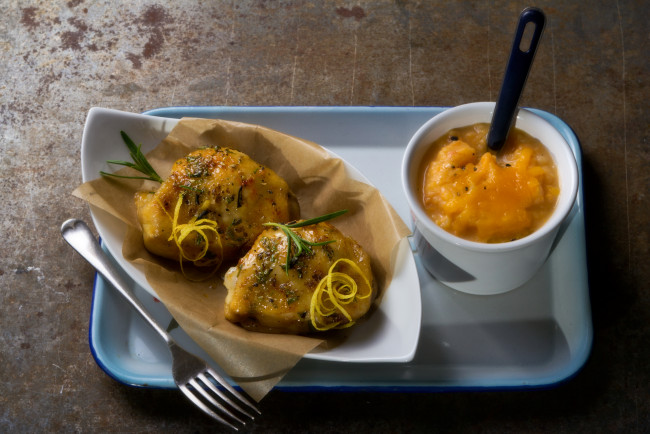 Обои картинки фото sweet, and, smoky, chicken, еда, мясные, блюда, вилка, цыплёнок, курица, соус