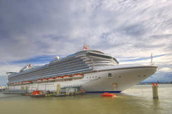 Картинка caribbean+princess+in+liverpool корабли лайнеры порт лайнер причал