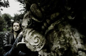 Картинка девушки kristen+stewart статуя парк джинсы куртка актриса кристен стюарт