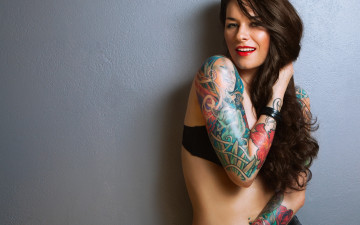 Картинка девушки -unsort+ брюнетки +шатенки руки тату фон волосы взгляд девушка эротика