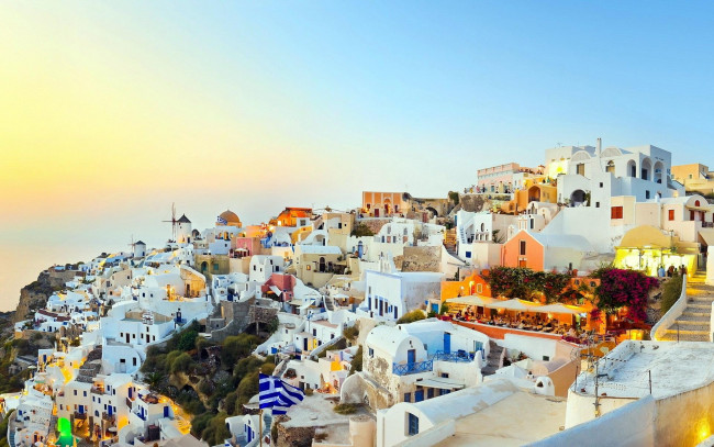 Обои картинки фото города, санторини , греция, дома, санторини, небо, горы, поселок, здания, флаги, лестницы