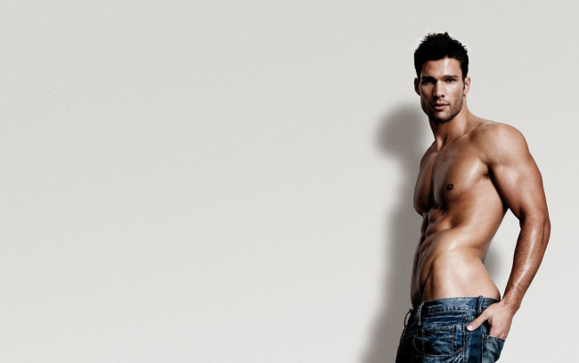 Обои картинки фото мужчины, - unsort, фон, парень, мускулы, брюнет, вгляд