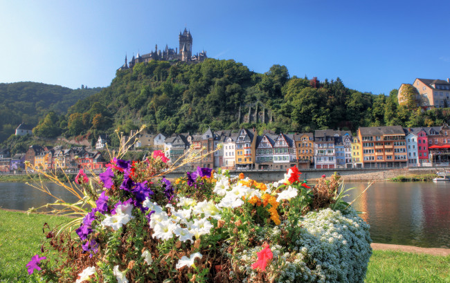 Обои картинки фото города, - пейзажи, цветы, река, замок, дома, cochem, кохем