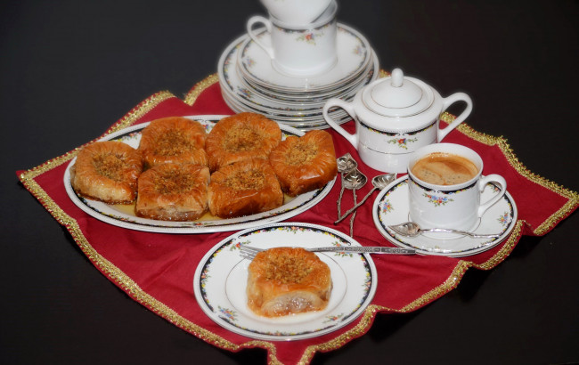 Обои картинки фото еда, натюрморт, выпечка, пирожки, тарелки, чашки, кофе