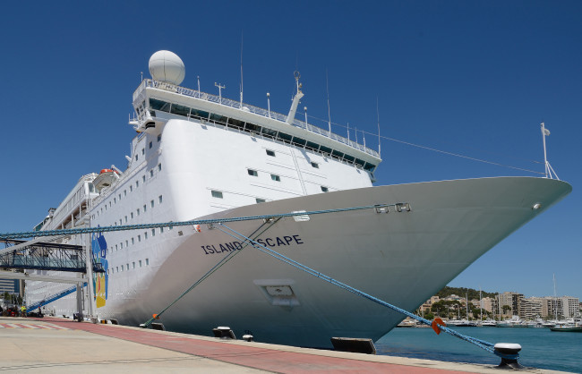 Обои картинки фото island escape in palma,  majorca, корабли, лайнеры, лайнер, причал, порт