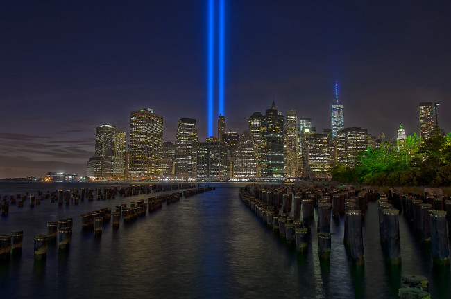 Обои картинки фото manhattan, города, нью-йорк , сша, сваи, огни, залив, ночь, небоскребы