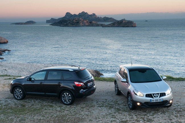 Обои картинки фото 2010 nissan qashqai, автомобили, nissan, datsun, черный, qashqai, побережье, серебристый