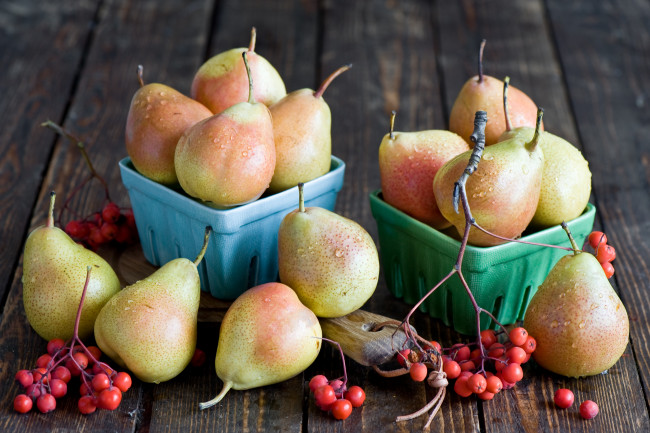 Обои картинки фото еда, груши, осень, посуда, ягоды, фрукты